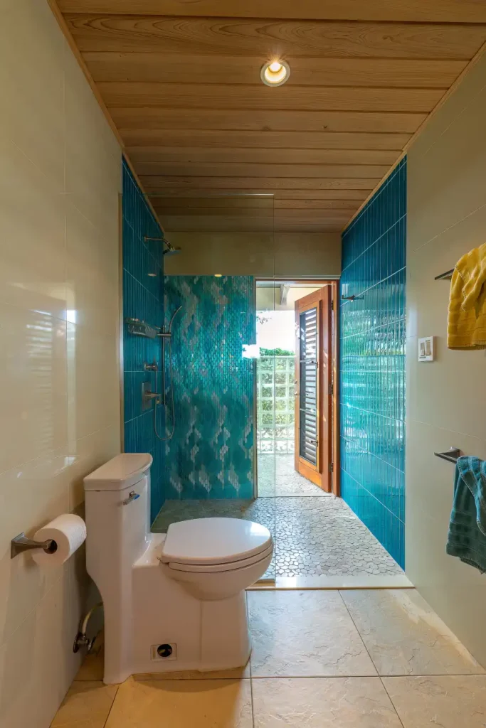 Bathroom with view to the outdoor shower at Beachcomber villa