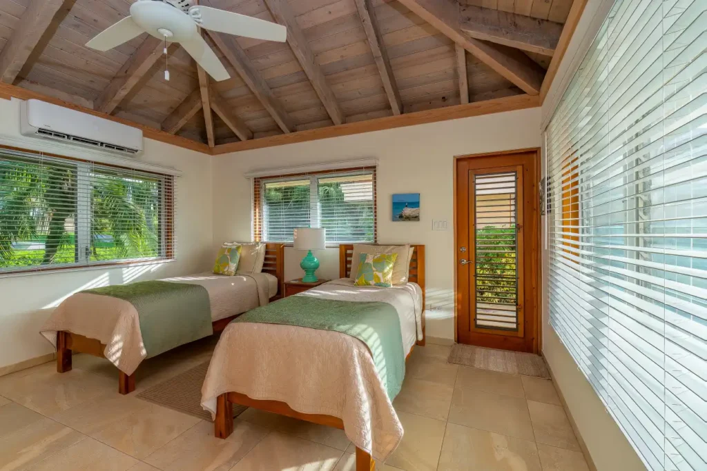 Bedroom with two twin beds at Beachcomber villa