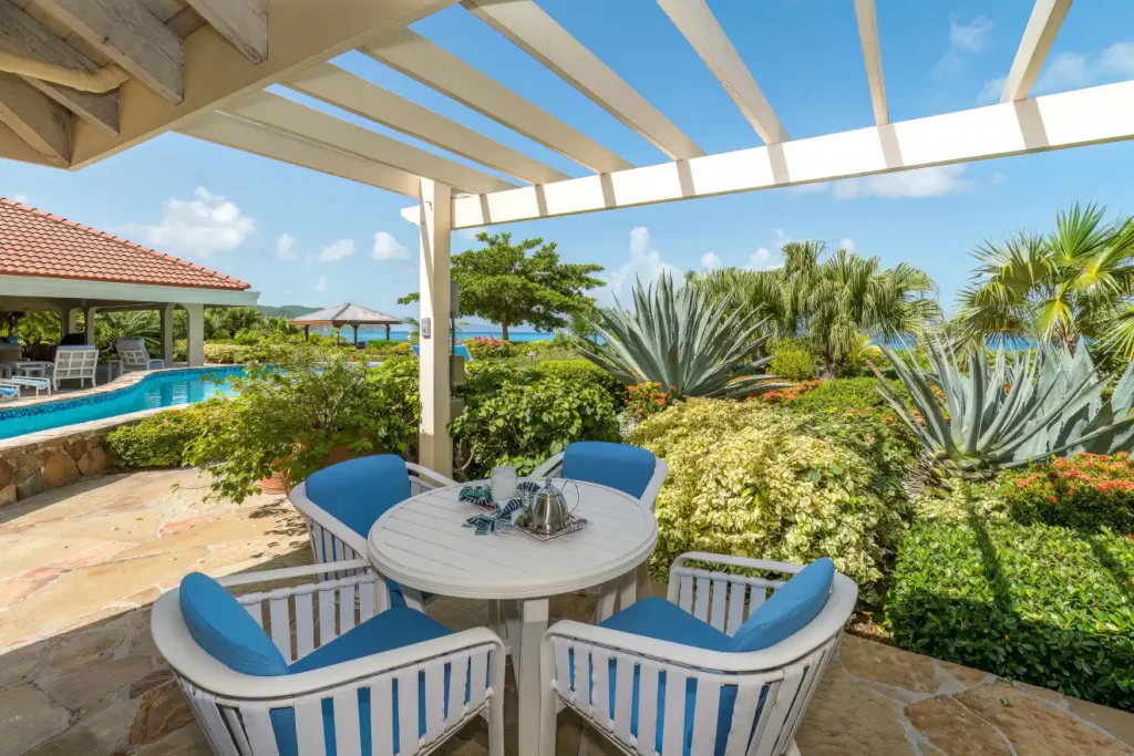 outdoor sitting area 