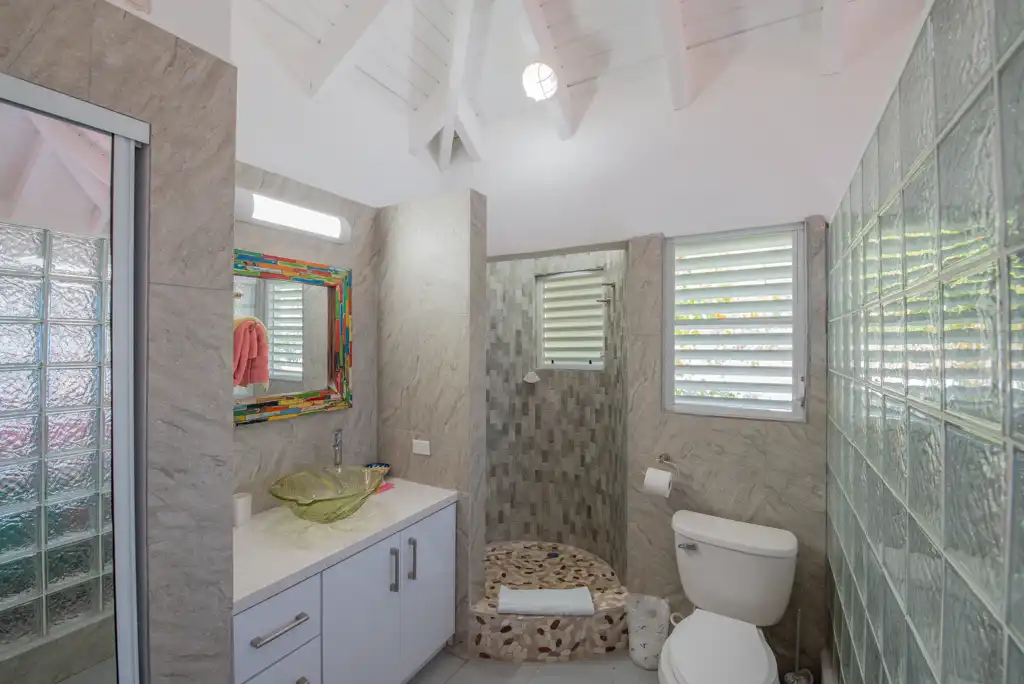 Sea Breeze & Sea View bathroom