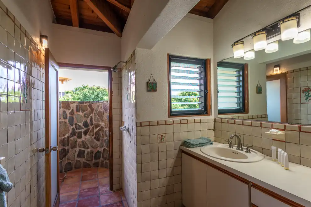 Amani Villa bathroom